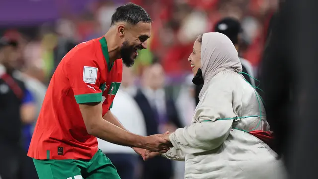 Sofiane Boufal Rayakan Kemenangan Maroko Atas Portugal Bersama sang Ibu