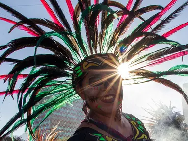 Seorang wanita menghadiri perayaan Hari Tengkorak menjelang hari kematian di Monterrey, Negara Bagian Nuevo Leon, Meksiko pada 27 Oktober 2024. (Julio Cesar AGUILAR/AFP)