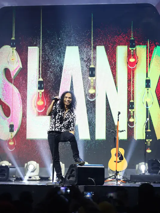 Bersama Jenita Janet, Slank yang melantunkan ‘Orkes Terakhir’ menutup penampilannya malam itu dengan sangat mengesankan.  (Bambang E. Ros/Bintang.com)