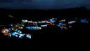 Lampu berwarna biru dinyalakan untuk menandai awal musim Natal di Juzcar, Selatan Spanyol, 2 Desember 2016. Semua bangunan di desa ini sengaja dicat berwarna biru untuk mempromosikan premier film baru "Smurfs: the lost village". (REUTERS/Jon Nazca)