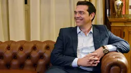 Perdana Menteri Yunani Alexis Tsipras saat menemui Presiden Yunani, Prokopis Pavlopoulos di Istana Presiden, Athena, Kamis (20/8/2015). Dia mengumumkan pengunduran dirinya dan menyerukan pemilu dini tanggal 20 September. (AFP PHOTO/LOUISA GOULIAMAKI)