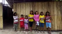 Anak-anak suku laut Pulau Mensemut berada di bangunan SDN 022 Senayang Kelas Jauh sebelum ambruk ditimpa pohon (Batamnews.co.id/ist)