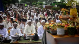 Suasana saat ribuan umat Hindu melaksanakan ritual Melasti di Kawasan Pantai Marina, Semarang, Jawa Tengah, Minggu (11/3). Ritual dilakukan ini untuk menyambut Hari Raya Nyepi. (Liputan6.com/Gholib)