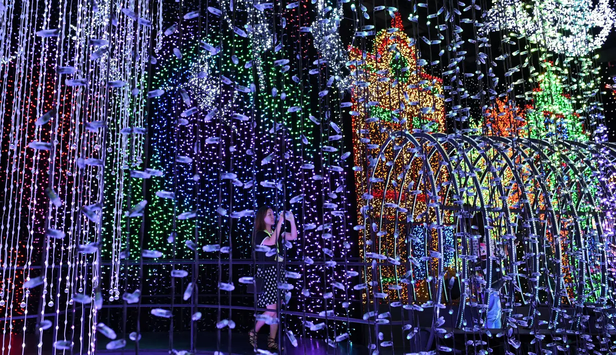 Universal Studio Singapore akan menggelar pertunjukan cahaya yang tercatat oleh Guinness World Records, Kamis (17/11). Taman hiburan ini berhasil memecahkan rekor hiasan lampu Natal terbanyak dunia. (AFP PHOTO/ Roslan Rahman)