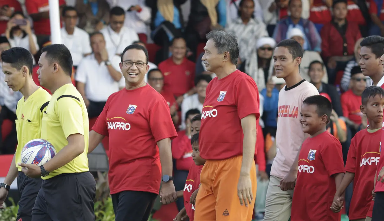 Gubernur DKI Jakarta, Anis Baswedan, saat peresmian pembangunan stadion baru Jakarta International Stadium di Jakarta, Kamis (14/3). Stadion berkapasitas 82.000 kursi tersebut ditargetkan selesai pada tahun 2021. (Bola.com/M. Iqbal Ichsan)