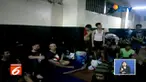 Ahmad Dhani dijenguk oleh sang bunda dan sejumlah kerabatnya. Pentolan Dewa 19 tersebut dibui lantaran cuitannya yang dinilai mengujarkan kebencian.