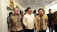 Ketua Dewan Pakar PartaiGolkar, Agung Laksono (kedua kiri) berbincang dengan Ketua Umum, Setya Novanto jelang Rapat Pleno XI Dewan Pakar di Jakarta, Jumat (21/7). Rapat membahas perkembangan strategis aktual. (Liputan6.com/HelmiFithriansyah)