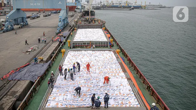 5000 Ton Beras Impor Asal Vietnam Tiba di Pelabuhan Tanjung Priok