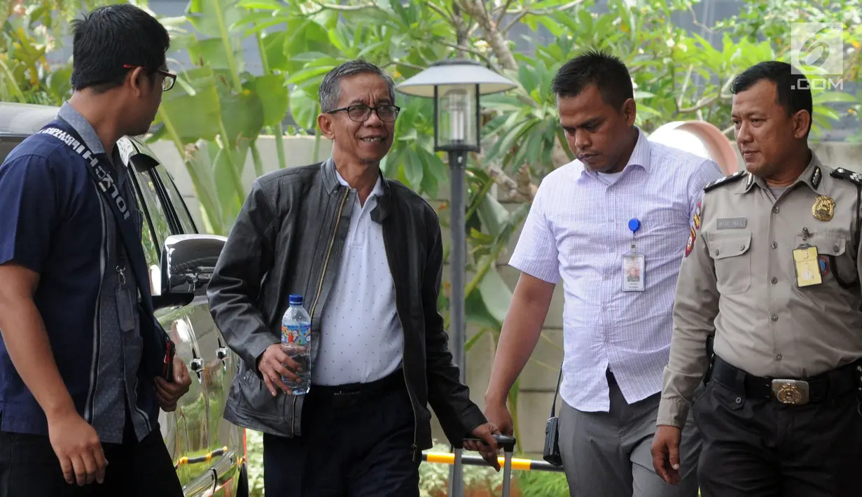 Kepala KPP Pratama Ambon La Masikamba (dua kiri) saat tiba di Gedung KPK, Jakarta, Kamis (4/10). Satgas KPK mengamankan uang senilai Rp 100 juta diduga terkait upaya pengurangan pajak yang harus dibayar dalam OTT Ambon. (Merdeka.com/Dwi Narwoko)