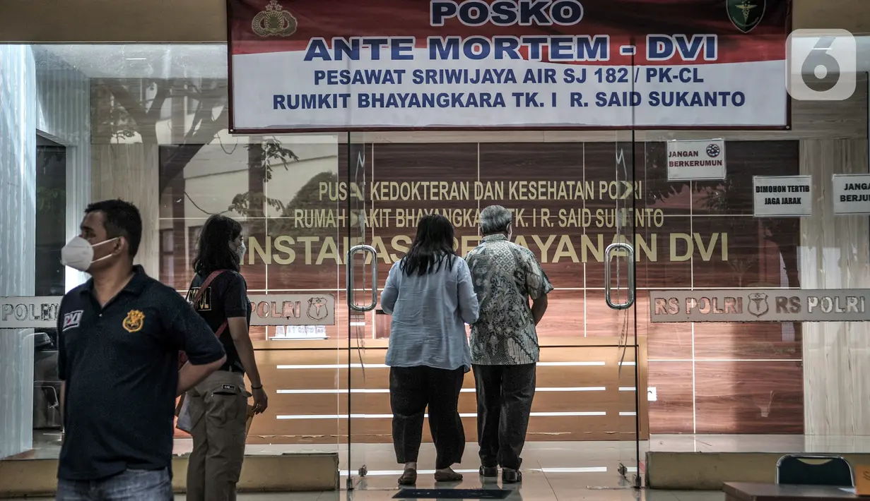 Keluarga korban kecelakaan pesawat Sriwijaya Air SJ 182 mendatangi Posko Ante Mortem DVI di RS Polri Sukanto, Kramat Jati, Jakarta, Minggu (10/1/2020). Data keluarga korban Sriwijaya Air SJ 182 diperlukan tim forensik RS Polri guna kepentingan identifikasi. (merdeka.com/Iqbal S. Nugroho)