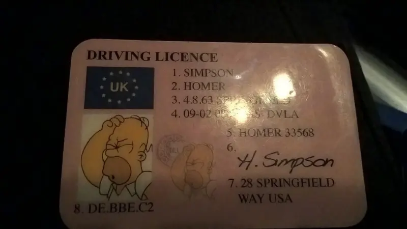 Polisi dibuat kaget saat seorang pria menunjukkan SIM bergambar The Simpson di Inggris (Twitter/@ThamesVP)