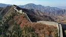 Foto yang diabadikan dari udara pada 30 Oktober 2020 ini menunjukkan pemandangan musim gugur di sepanjang Tembok Besar seksi Taipingzhai di Distrik Jizhou, Tianjin, China utara. (Xinhua/Ma Ping)