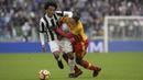 Gelandang Juventus, Juan Cuadrado, berebut bola dengan gelandang Benevento, Yussif Chibsah, pada laga Serie A Italia di Stadion Allianz, Turin, Minggu (5/11/2017). Juventus menang 2-1 atas Benevento. (AFP/Miguel Medina)