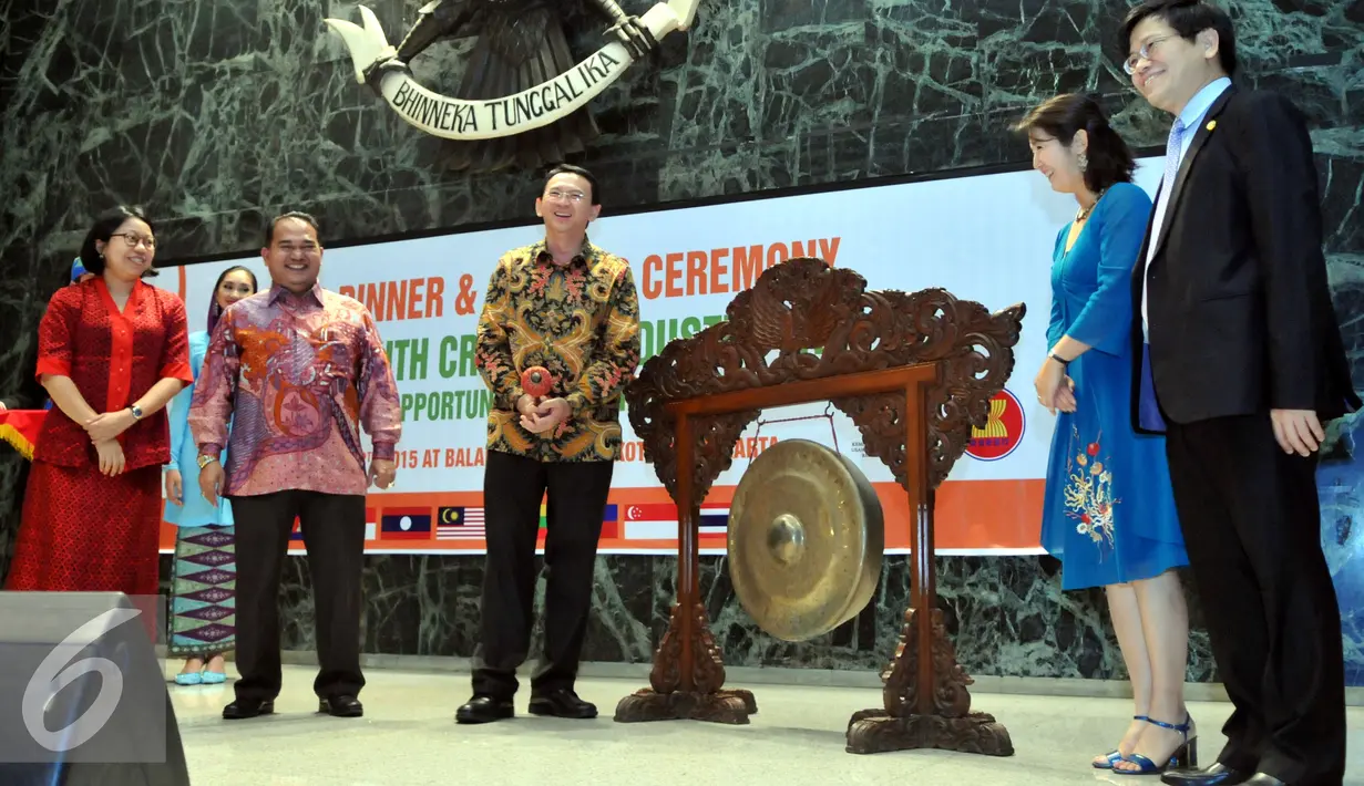 Gubernur DKI Jakarta, Basuki Tjahaja Purnama membuka acara Gala Dinner dan Ceremony The ASEAN Youth Creative Industry Fair (AYCIF), Balai Kota, Jumat (28/8/2015) (Liputan6.com/Panji Diksana)