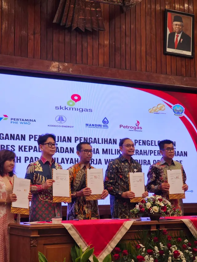 Penandatangan Perjanjian Pengalihan dan Pengelolaan PI antara PT Petrogas Jatim Adipodai (PJA) dengan PT Pertamina Hulu Energi (PHE) WMO, PT Kodeco Energy Ltd. dan PT Mandiri Madura Barat (MMB). (Dian/Liputan6.com)