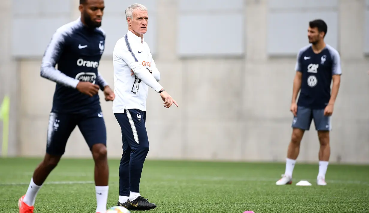 Pelatih Prancis, Didier Deschamps (tengah) melihat para pemainnya berlatih selama sesi latihan di Andorra La Vella (10/6/2019). Prancis akan bertanding melawan timnas Andorra pada grup H Kualifikasi Piala Eropa 2020 di Estadi Nacional d'Andorra. (AFP Photo/Franck Fife)
