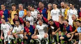 Pelatih Timnas Indonesia, Patrick Kluivert (tengah) berfoto bersama dengan para legenda Barcelona dan legenda Real Madrid dalam laga persahabatan yang berlangsung di DY Patil Stadium, Navi Mumbai, India. (AFP/Punit Paranjpe)