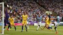 Bek Chelsea, Marcos Alonso, menendang bola saat pertandingan melawan Huddersfield Town pada laga Premier League di Stadion John Smith's, Sabtu (11/8/2018). Chelsea menang 3-0 atas Huddersfield Town. (AFP/Oli Scarff)