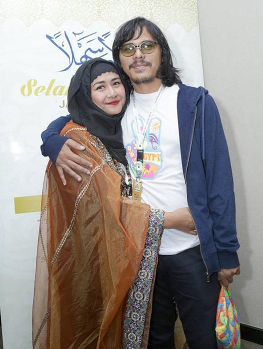 Kerja bersama dengan manajernya, Wayky Wongkar selama 11 tahun, Ria Irawan akhirnya menikah dengan Wyky Wongkar pada 2016 silam.(Liputan6.com/IG/@tabloidgenie)