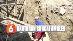 Tanah bantaran Sungai Begawan Solo alami pergerakan hingga membuat satu rumah warga ambruk.