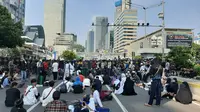 Massa aksi 22 Mei sudah terlihat di depan Sarinah, Jakarta. (Liputan6.com/Yopi Makdori)