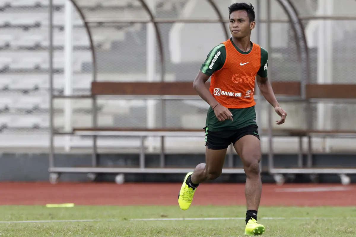 Pemain Timnas Indonesia U-22, Osvaldo Haay, mengamati arah bola saat latihan. (Bola.com/Yoppy Renato)