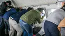 Sejumlah awak media memantau proses pencarian pesawat Sriwijaya Air SJ 182 dari pesawat CN 295 milik TNI AU di perairan Kepulauan Seribu, Jakarta, Minggu (10/1/2021). Menurut TNI AU, proses pencarian Sriwijaya Air SJ 182 bisa bertambah atau berkurang tergantung kondisi. (Liputan6.com/Faizal Fanani)