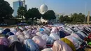 Umat Islam melaksanakan Shalat Istisqa di halaman Mesjid Al Azhar, Jakarta, Selasa, 1 September 2026. (KLY/ Arie Basuki).