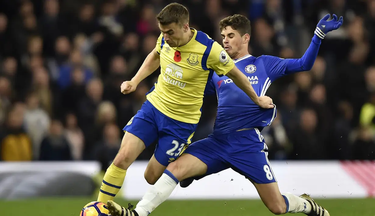 Gelandang Chelsea, Oscar, berebut bola dengan bek Everton, Seamus Coleman, pada laga Premier League di Stamford Bridge Stadium, Inggris, Sabtu (11/2016). Chelsea menang 5-0 atas Everton. (Reuters/Hannah McKay)