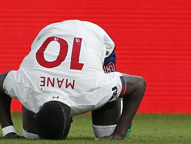 Striker Liverpool, Sadio Mane, merayakan gol yang dicetaknya ke gawang Crystal Palace pada laga Premier League di Stadion Selhurst Park, London, Sabtu (23/11). Palace kalah 1-2 dari Liverpool. (AFP/Ian Kington)