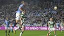 Pemain Manchester City, Erling Haaland, menyundul bola saat melawan Glasgow Celtic pada laga uji coba di Stadion Kenan Memorial, Rabu (24/7/2024). (AFP/Peter Zay)