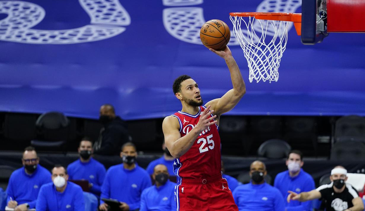 Pebasket Philadelphia 76ers, Ben Simmons berusaha memasukan bola kedalam ring pada laga lanjutan NBA melawan LA Lakers di Wells Fargo Center Arena, Philadelphia, AS, Kamis (28/1/2021). (Foto: AP Photo/Matt Slocum)