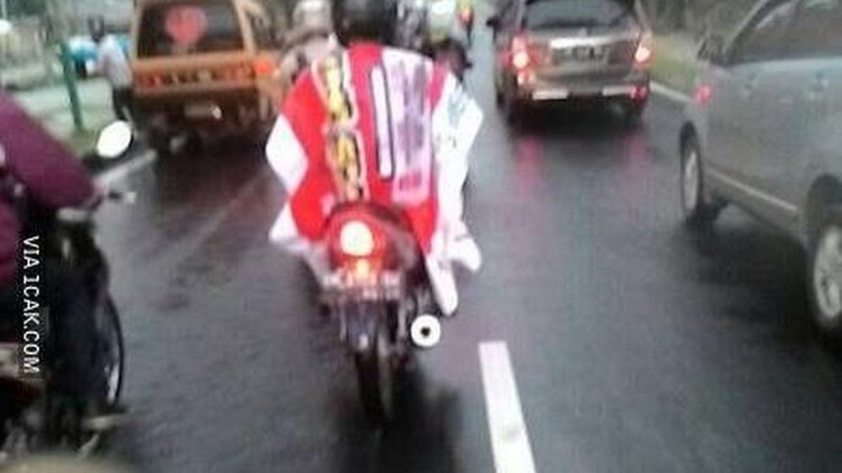 Kumpulan Potret Jas Hujan yang Bikin Kamu Jadi Pusat Perhatian