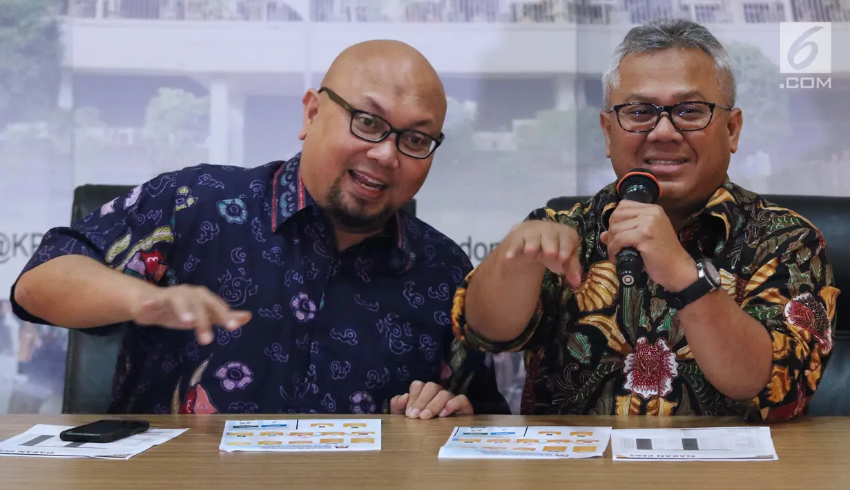 Ketua KPU RI, Arief Budiman (kanan) bersama Ilham Saputra merilis 32 Caleg Berstatus Mantan Terpidana Korupsi, Jakarta, Selasa (19/2). Hingga kini, tercatat 81 Caleg Berstatus Mantan Terpidana Korupsi dalam Pemilu 2019. (Liputan6.com/Helmi Fithriansyah)