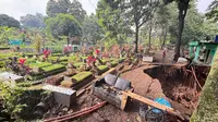 Longsor melanda TPU Nagrog, Kecamatan Ujungberung, Kota Bandung. Sejumlah makam yang terdampak direlokasi pada Minggu, 9 Maret 2025. (Dok. Pemkot Bandung)