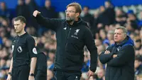 Pelatih Liverpool, Juergen Klopp, memberikan instruksi kepada anak asuhnya saat melawan Everton pada laga Premier League di Stadion Goodison Park, Liverpool, Sabtu (7/5/2018). Kedua klub bermain imbang 0-0. (AFP/Lindsey Parnaby)