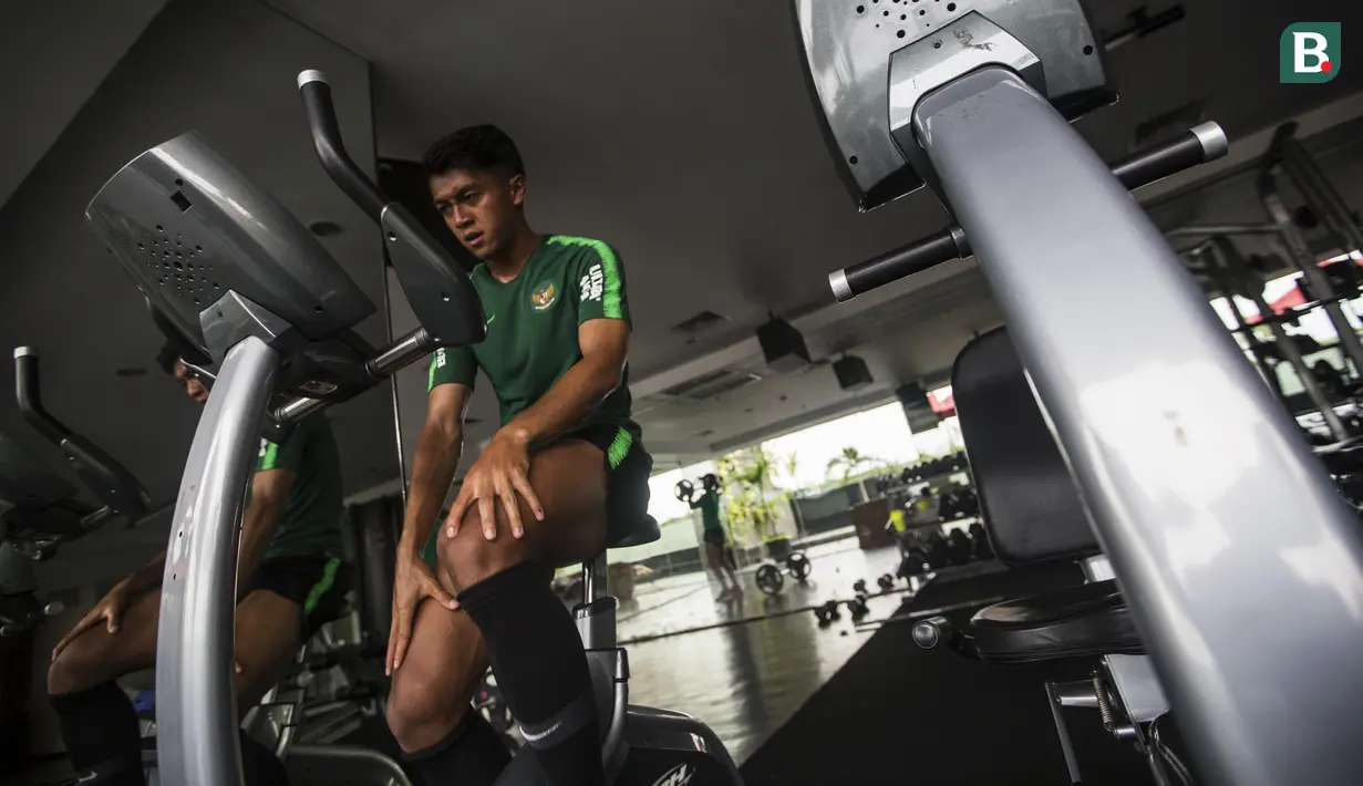 Pemain Timnas Indonesia, Febri Hariyadi, menjaga kondisi fisik di Hotel Grand Zuri, Jawa Barat, Senin (5/11). Pemusatan ini dilakukan sebagai persiapan jelang Piala AFF 2018. (Bola.com/Vitalis Yogi Trisna)