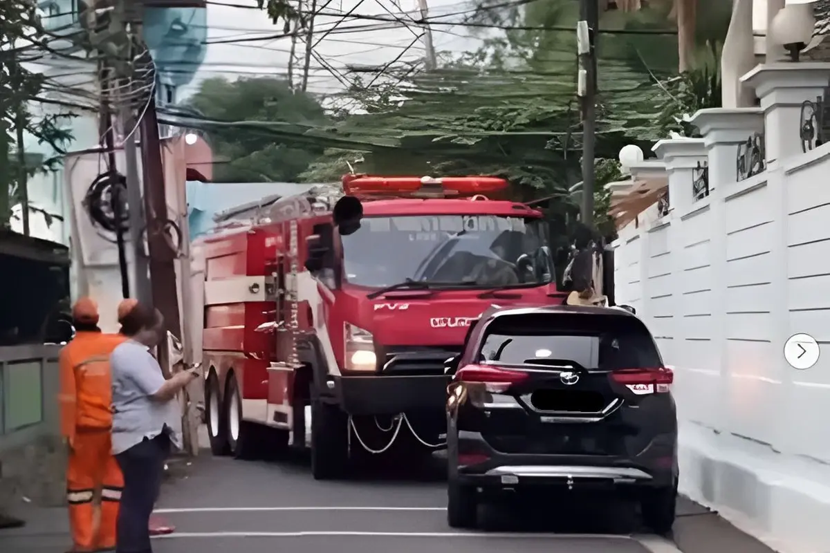 Mobil Parkir Sembarangan Bikin Repot, Truk Pemadam Kebakaran Tak Bisa Lewat