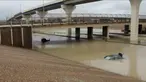 Sejumlah kendaraan terendam air banjir di Houston, Texas, Amerika Serikat (AS), 22 September 2020. Badai tropis Beta yang membawa guyuran hujan ke Texas menyebabkan sejumlah titik di wilayah tersebut tergenang banjir. (Xinhua/Chengyue Lao)