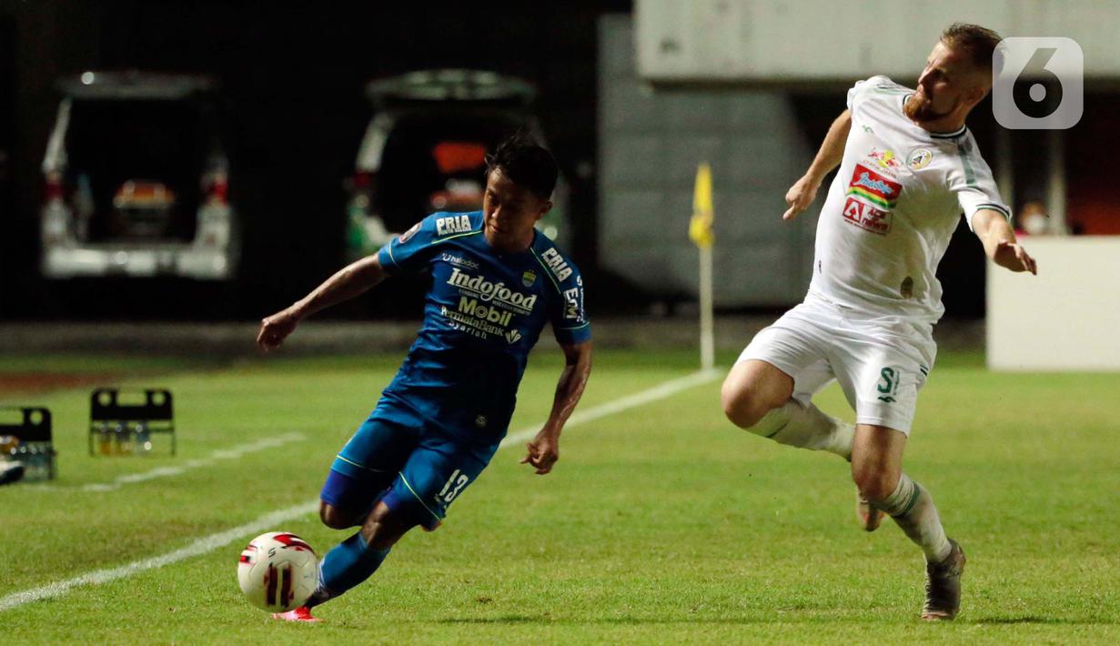 Pemain Persib Bandung , Febri Hariyadi (kiri) mengontrol bola dibayangi pemain PS Sleman, Maslac Mario dalam pertandingan semifinal leg pertama Piala Menpora 2021 di Stadion Maguwoharjo, Sleman, Jumat (16/4/2021). (Bola.com/Ikhwan Yanuar)