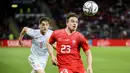 Pemain Spanyol Gavi (kiri) berebut bola dengan pemain Swiss Xherdan Shaqiri pada pertandingan sepak bola UEFA Nations League di Stadion Stade de Geneve, Jenewa, Swiss, 9 Juni 2022. Spanyol menang 1-0. (Jean-Christophe Bott/Keystone via AP)