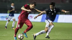 Gelandang Timnas Indonesia U-19, Egy Maulana Vikri, berusaha melewati pemain Kamboja U-19 pada laga persahabatan di Stadion Patriot, Bekasi, Rabu (4/10/2017). Indonesia menang 2-0 atas Kamboja. (Bola.com/Vitalis Yogi Trisna)