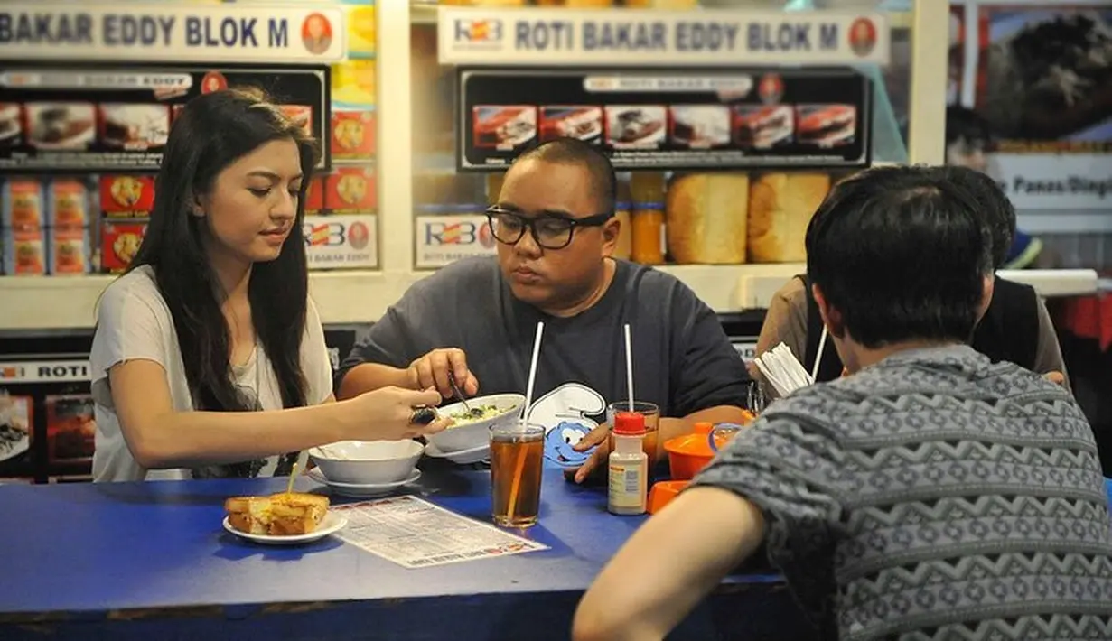 Film yang digarap sutradara Rizal Mantovani itu telah sukses membawa vibes pendakian lebih dekat dengan masyarakat. Mulai dari kisah gembira, pemandangan alam, hingga duka dan perjuangan lelahnya mendaki gunung. (Liputan6.com/IG/@ralineshah).