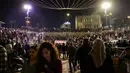 Warga Palestina berkumpul pada hari pertama bulan suci Ramadhan di luar gerbang Damaskus di Kota Tua Yerusalem, 2 April 2022. Ramadan adalah bulan suci umat Islam yang dirayakan dengan cara melaksanakan puasa selama satu bulan penuh. (Menahem KAHANA / AFP)