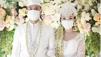Zaskia Gotik Pilih Ivan Gunawan untuk Membuat Kebaya Pernikahannya