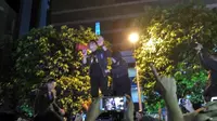 Usai Debat Cagub DKI 2017, Agus-Sylvi Naik ke Atap Mobil