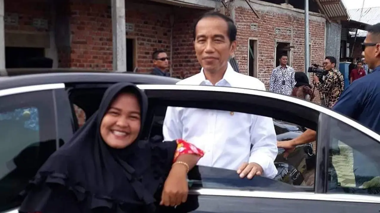 ibu-ibu foto depan mobil Jokowi (foto: twitter/@airin_NZ)