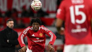 Bek Manchester United asal Denmark bernomor punggung 13, Patrick Dorgu, melakukan lemparan ke dalam selama pertandingan putaran keempat Piala FA Inggris antara Manchester United dan Leicester City di Old Trafford di Manchester, Inggris barat laut, Sabtu dini hari WIB (8-2-2025). (Oli SCARFF/AFP)