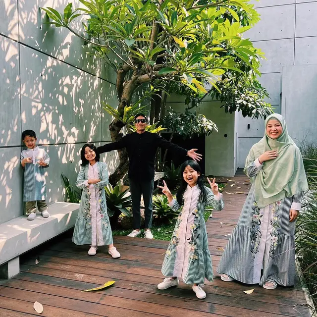 Momen lebaran Desta dan Natasha Rizky. (Foto: Instagram/desta80s)