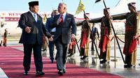 Presiden Prabowo Subianto disambut hangat oleh Raja Yordania Abdullah II bin Al-Hussein di Bandar Udara Militer Marka, Amman. (Foto: Cahyo - Biro Pers Sekretariat Presiden)